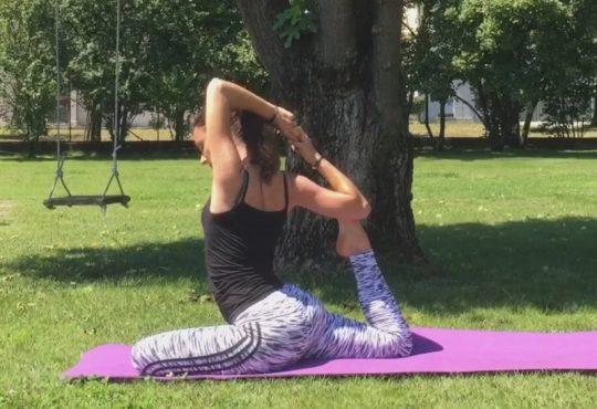 yoga esercizi torso bacino